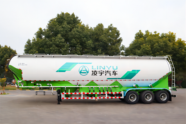 粉粒物料運(yùn)輸車(chē)的特點(diǎn)詳解！